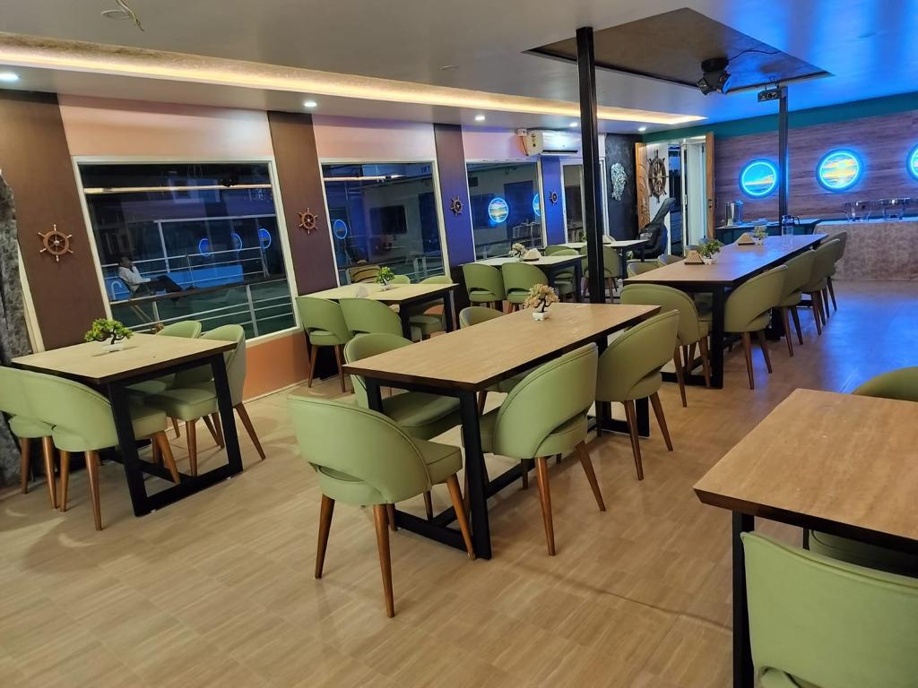 rivernautics star cruise<br />
interior 2